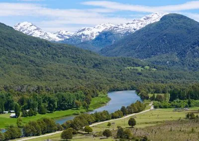 Mirada de este a oeste desde el otro lado del río